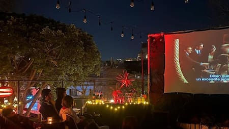 Cine al aire libre en Buenos Aires: un municipio proyecta películas gratis en plazas durante todo el verano