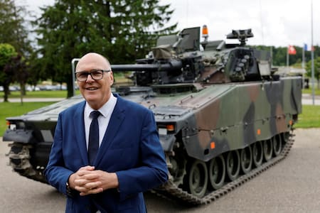 Martin Pfister, ministro de Defensa suizo, junto a soldados del Ejército de Suiza. Foto: Reuters/Stefan Wermuth