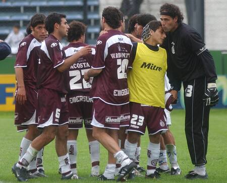 El plantel de Lanús 2006. Foto: NA (Carlos Brigo)