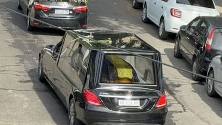 Tras el velatorio en La Bombonera, trasladaron los restos de Miguel Ángel Russo al cementerio de Pilar