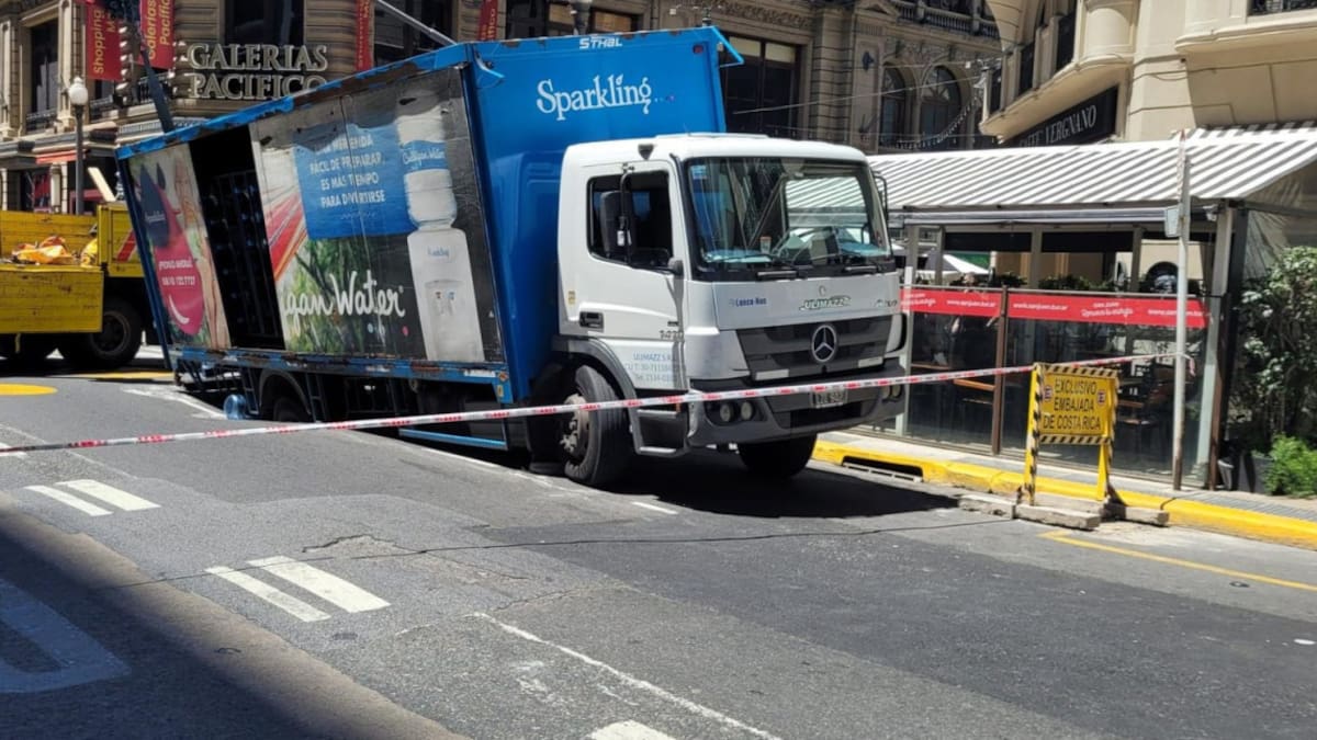Un camión se hundió en plana calle. Video: NA.
