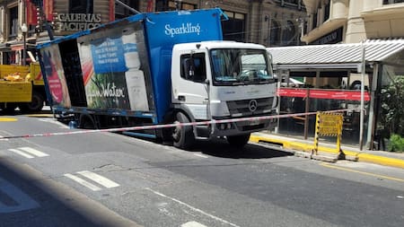 Un camión se hundió en plana calle. Video: NA.