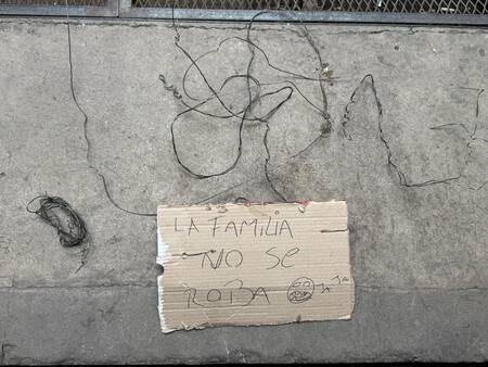 El cartel que dice "la familia no se roba". Foto: X/@JuanFedericoCba.
