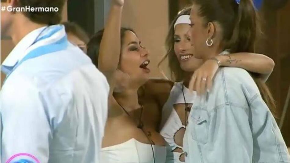 Gran Hermano 2022: beso grupal. Foto: Telefé.