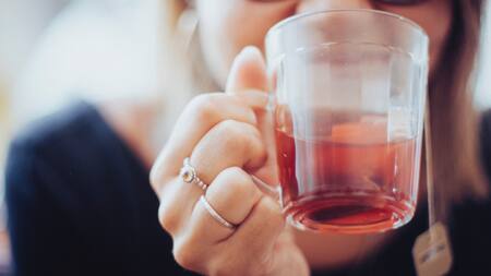 El agua caliente y las infusiones son buenas herramientas contra el resfrío. Foto: Unsplash