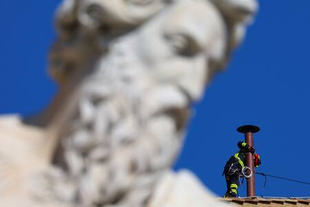 Instalación de la chimenea en la previa del cónclave en el Vaticano. Foto: REUTERS/Guglielmo Mangiapane.