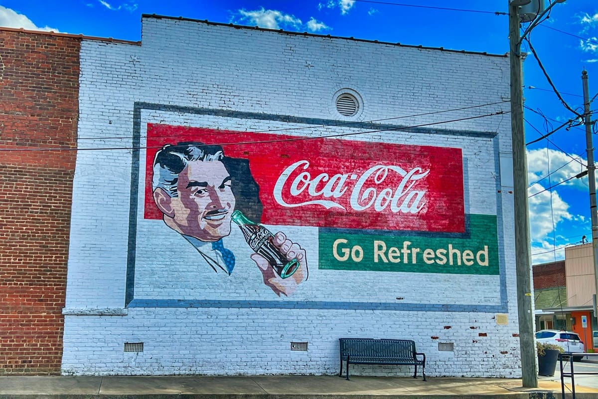 La Coca-Cola fue creada en 1886 por el farmacéutico John Stith Pemberton en Atlanta, Georgia, Estados Unidos.