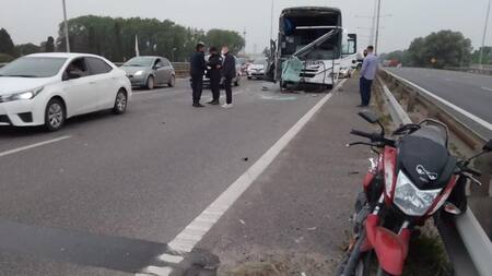 Múltiple choque en la Panamericana entre micro, camión y moto, NA