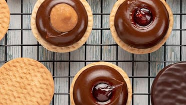 El alfajor con “corazón” que conquistó Buenos Aires: un relleno revolucionario con abundante dulce de leche y más