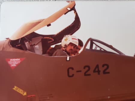 El entonces Teniente Daniel Eduardo Gálvez en su Skyhawk A-4B, héroe de Malvinas