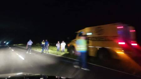 Insólita lluvia de billetes en la Ruta Nacional 12. Foto: Twitter.