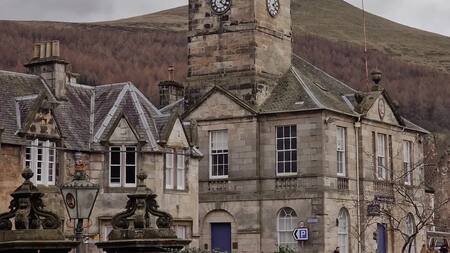 No es Inverness: el pueblito de Escocia donde se filmó Outlander y que no aparece en las rutas turísticas