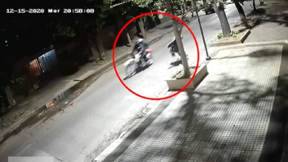 La Plata, motochorros lo mataron de un balazo mientras iba en bicicleta, Captura de video