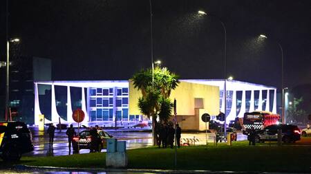 Explosión en los alrededores de la Corte Suprema de Brasil. Foto: REUTERS.