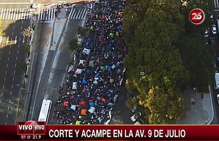 Corte y acampe en Avenida 9 de Julio
