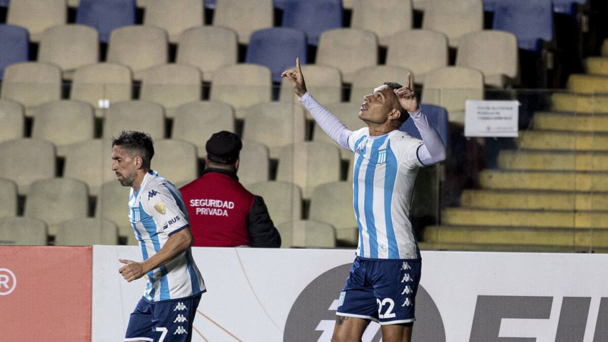 Paolo Guerrero en Racing. Foto: NA.