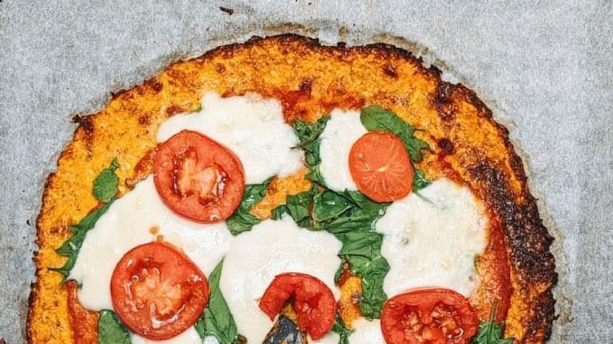 Con 2 zanahorias, huevo y queso: cómo hacer la receta de pizza sin harina ideal para una cena saludable
