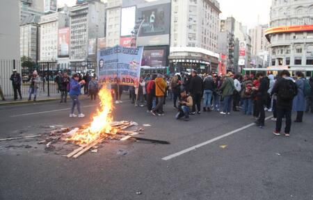 Incidentes durante protesta en el Obelisco. Foto: NA.