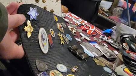 Elementos con simbología nazi en una feria de Caza y Pesca en La Rural. Foto: NA.