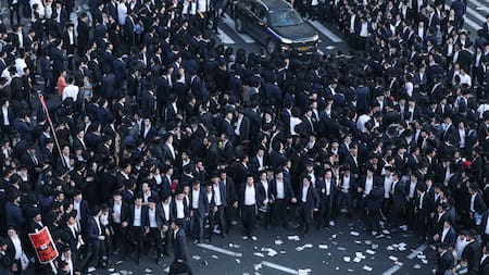 Miles integrantes de la comunidad ultraortodoxa judía protestan este jueves en la vía principal de acceso a Jerusalén, para rechazar la medida que los obliga a prestar servicio militar.
