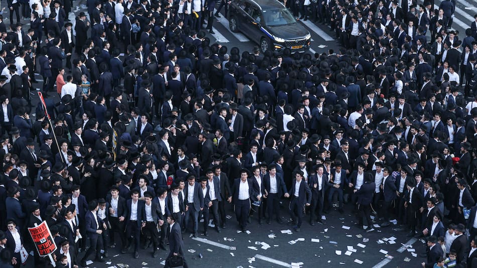 Miles integrantes de la comunidad ultraortodoxa judía protestan este jueves en la vía principal de acceso a Jerusalén, para rechazar la medida que los obliga a prestar servicio militar.