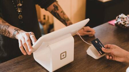 Compras; posnet; tarjetas. Foto: Unsplash.