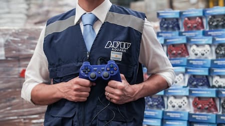 La Aduana descubrió 4.000 joysticks truchos. Foto: AFIP