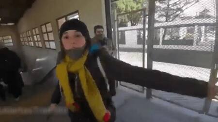 Mujer agrede a policías por no dejarla ingresar al tren