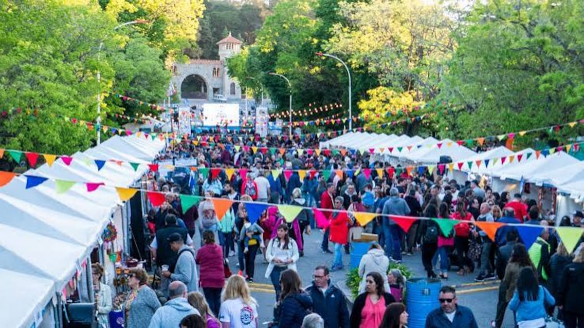 Miles de personas se reúnen en el Parque Independencia de Tandil para disfrutar de la Fiesta del Queso Tandilero, uno de los eventos gastronómicos más importantes de la provincia de Buenos Aires.