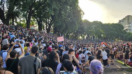 Asamblea Antifascista del colectivo LGBTQ+ en Plaza Lezama. Foto: X.