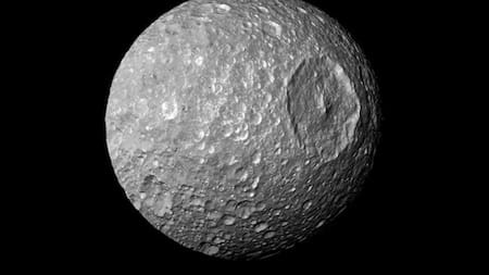Luna Mimas. Foto: X, NASA.