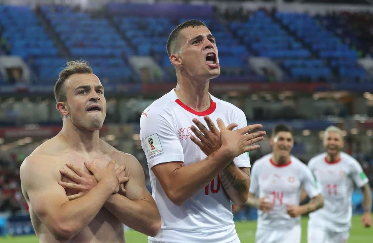 Xhaka, una historia marcada por el exilio de sus padres, la memoria de Kosovo y una rivalidad con Serbia que trasciende al fútbol