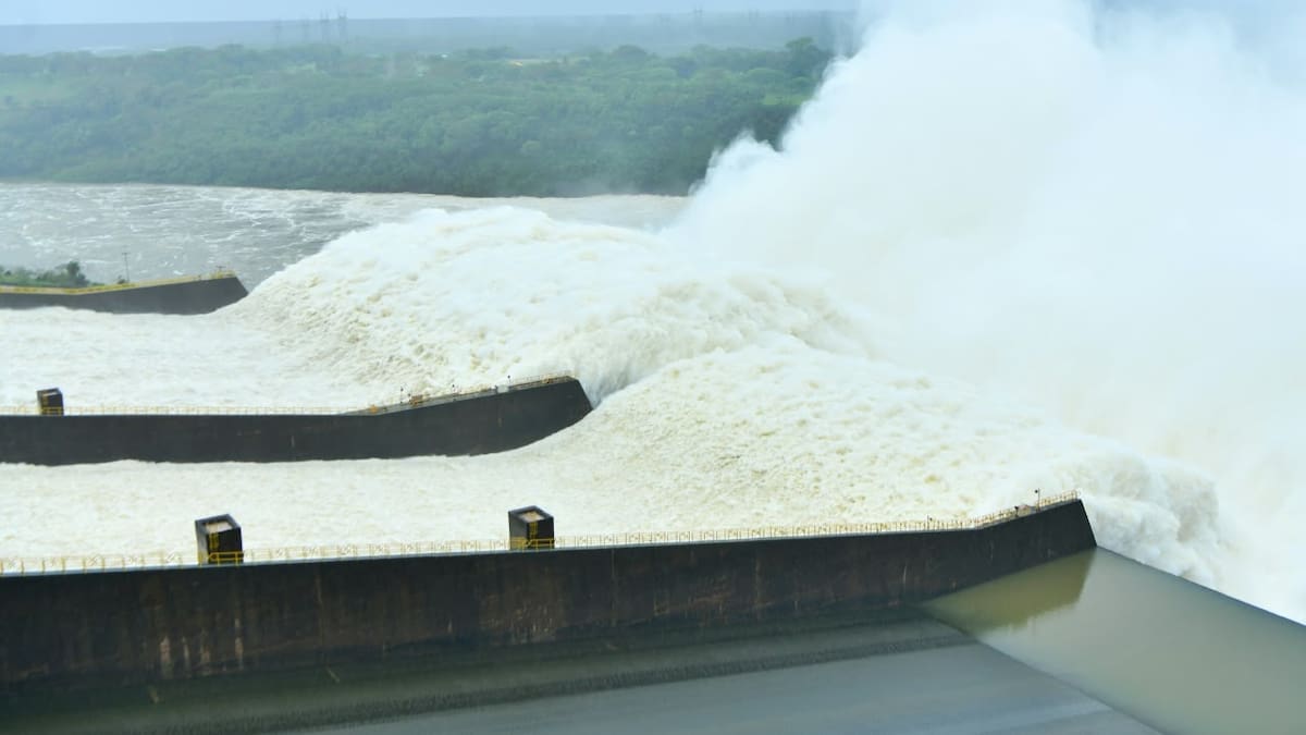 Fotografía de la represa de Itaipú, la central hidroeléctrica más grande de Sudamérica.