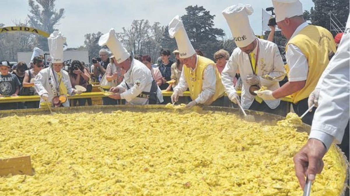 La ciudad bonaerense con paisajes serranos que deslumbra con su fiesta del Omelette Gigante: queda a 500 km de Buenos Aires
