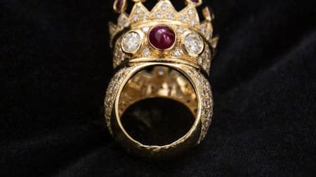 Anillo de Tupac. Foto Twitter @espana_tupac.