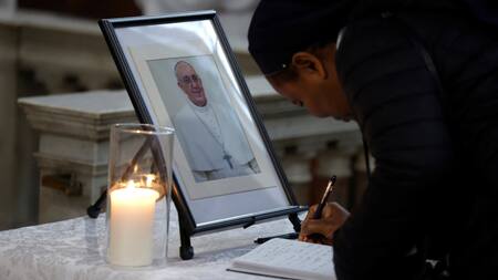 Fieles despiden al papa Francisco. Foto: Reuters/Clodagh Kilcoyne