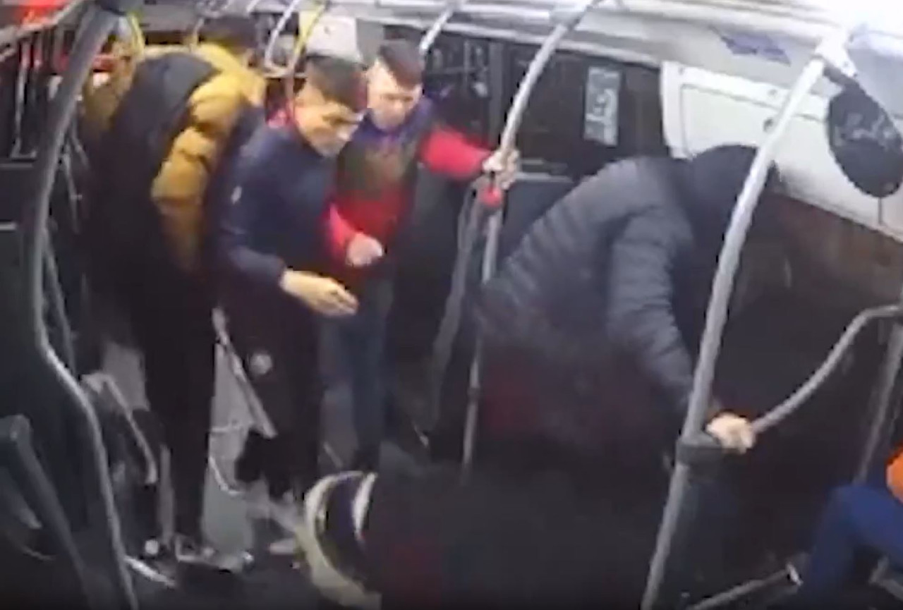 Violento robo piraña en un colectivo de la línea 68. Foto: captura de pantalla.