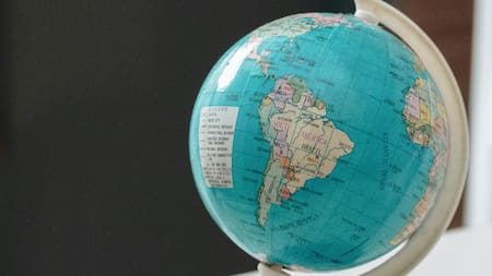 Un mapamundi brasilero señala a las Islas Malvinas como parte de Argentina.