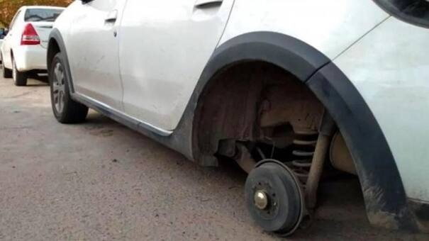 En Córdoba un ladrón robó un neumático y se arrancó un dedo