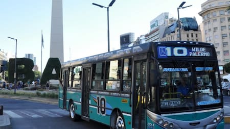 Una línea de colectivos conectará el conurbano con CABA. Foto: NA.