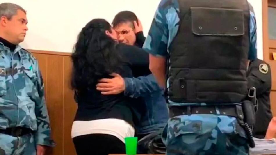 Mujer abrazó y perdonó al asesino de su hijo