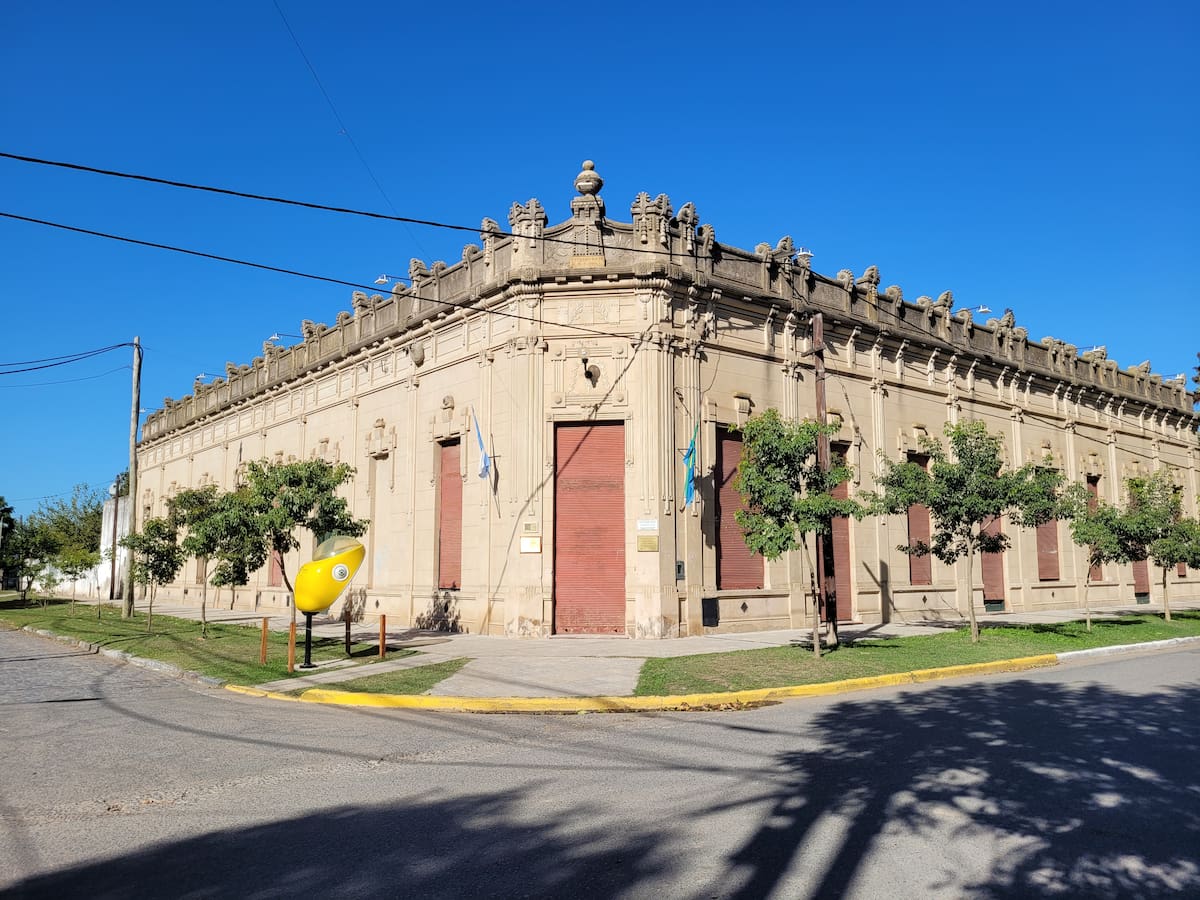 Con su arquitectura histórica, calles tranquilas y cabinas telefónicas restauradas, Jeppener ofrece una postal única a pocos kilómetros de la Ciudad de Buenos Aires.