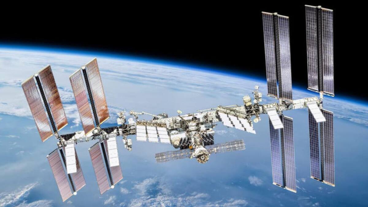 Basura espacial retrasó la salida de astronautas para reparar una antena de la EEI