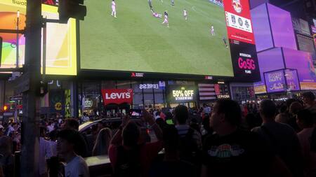 Times Square, muy atento al partido de Lionel Messi. Foto: EFE.