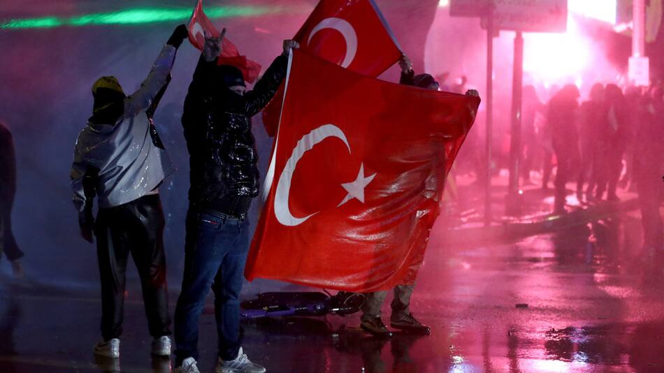 Turcos en una protesta el día en que el alcalde de Estambul, Imamoglu, fue encarcelado. Foto: Reuters/Cagla Gurdogan.