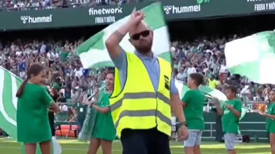 Seguridad bailando al ritmo de Rosalía. Foto: captura de video.