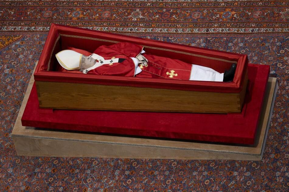 El féretro abierto del papa Francisco, en la basílica de San Pedro. Foto: EFE/Simone Risoluti.