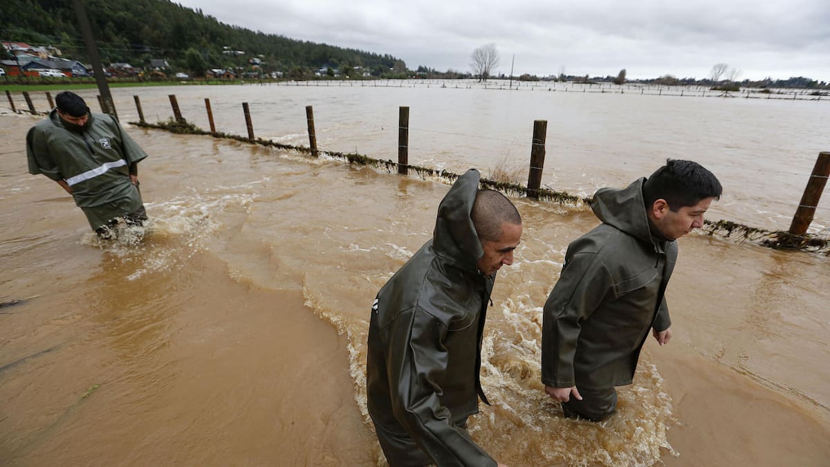 Desborde de ríos y personas aisladas en Chile. Foto: EFE
