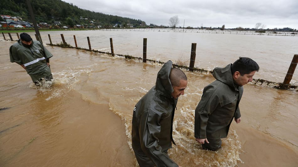 Desborde de ríos y personas aisladas en Chile. Foto: EFE