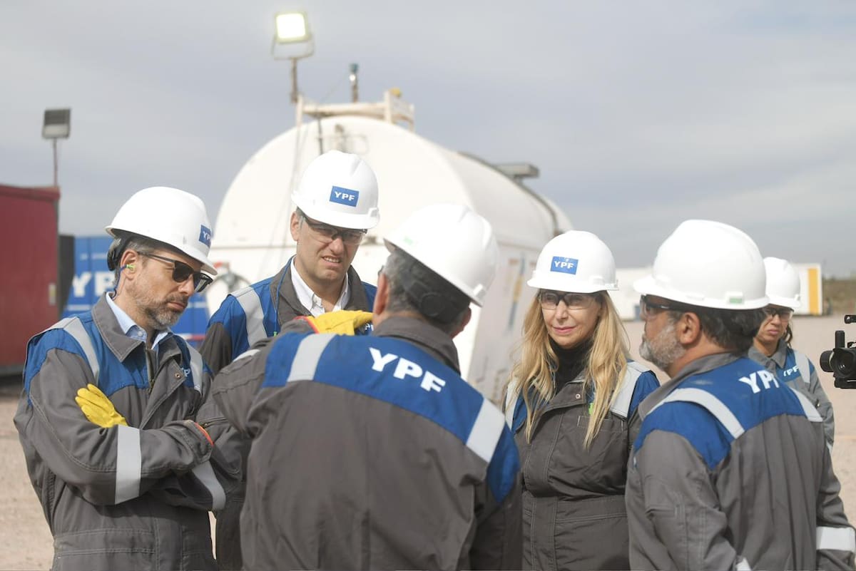 Vaca Muerta: YPF obtuvo la distinción Marca País durante una visita de Karina Milei y Manuel Adorni